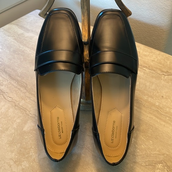 Liz Claiborne Size 9 Black Leather Loafers Classic Flats. Never worn - Picture 3 of 9